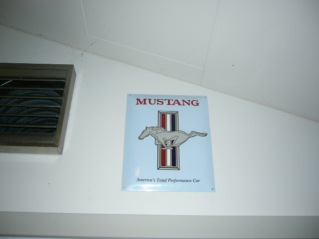 Mustang_sign